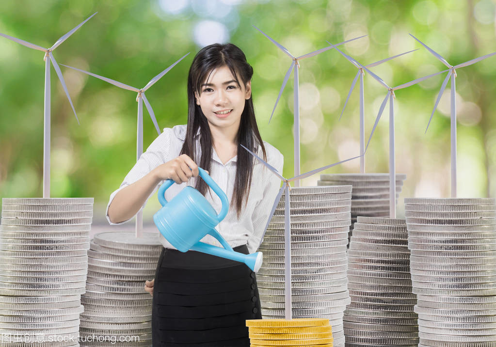 年輕女實業家澆水風 turbineon 硬幣與罐頭